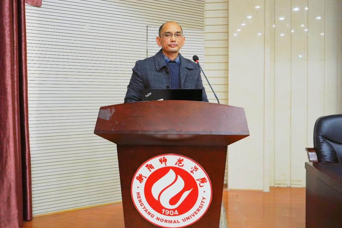 人站在窗户旁边 AI 生成的内容可能不正确。