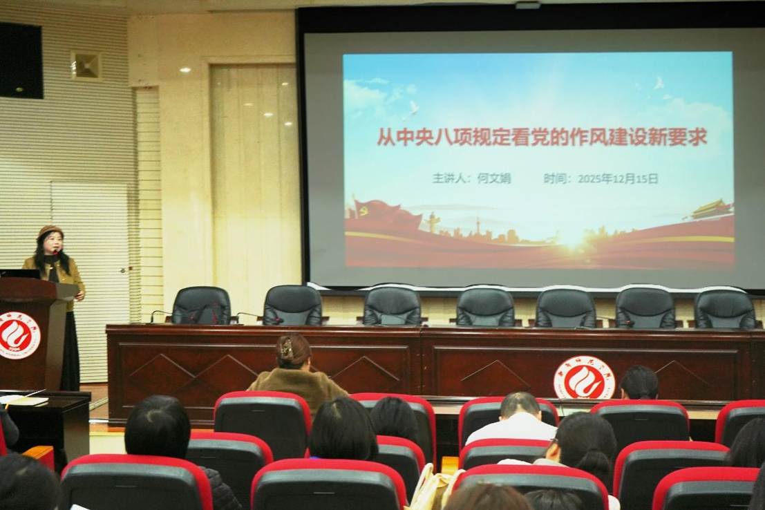 一群人在房间里的电视 AI 生成的内容可能不正确。